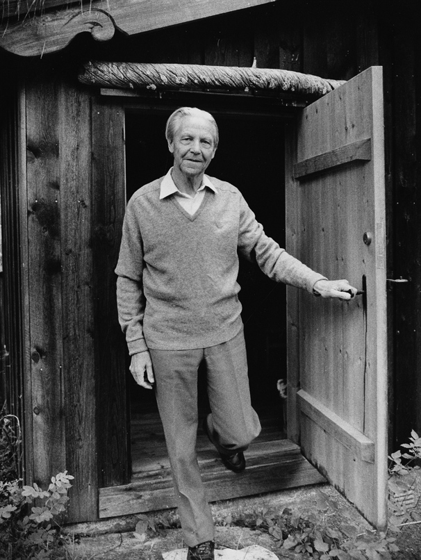 Jan-Magnus Bruheim ved døra heime i Skjåk