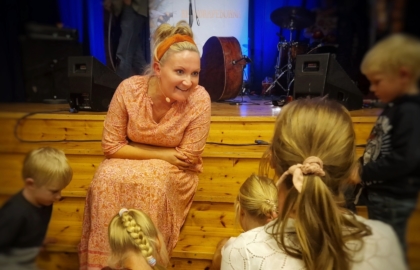 Sigrid Moldestad med barneplate